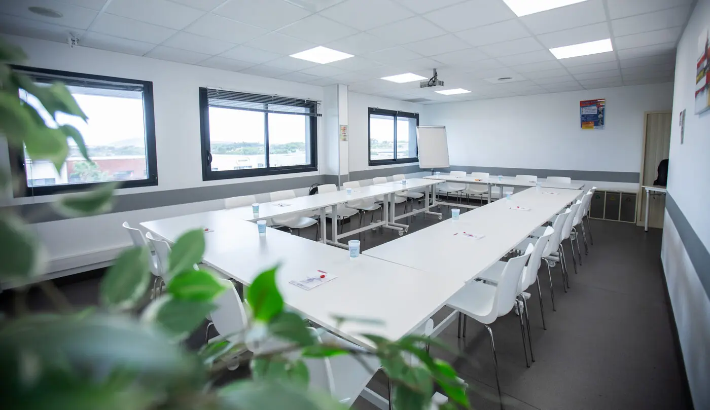 Grande salle de séminaire Garosud Montpellier avec fenêtres panoramiques — jusqu'à 100 personnes parking gratuit