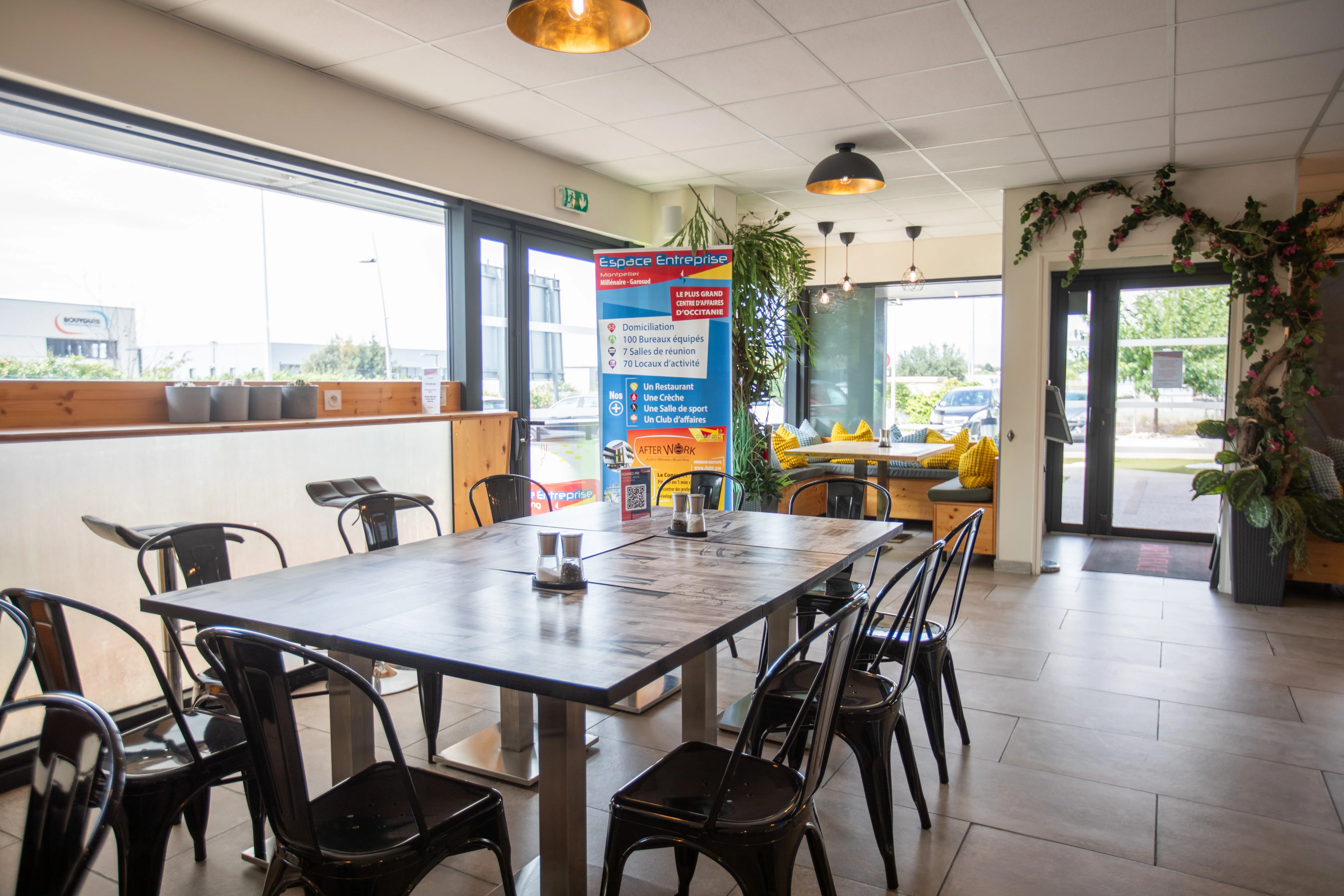 Salle intérieure Ô Resto Garosud Montpellier — déjeuner de groupe séminaire