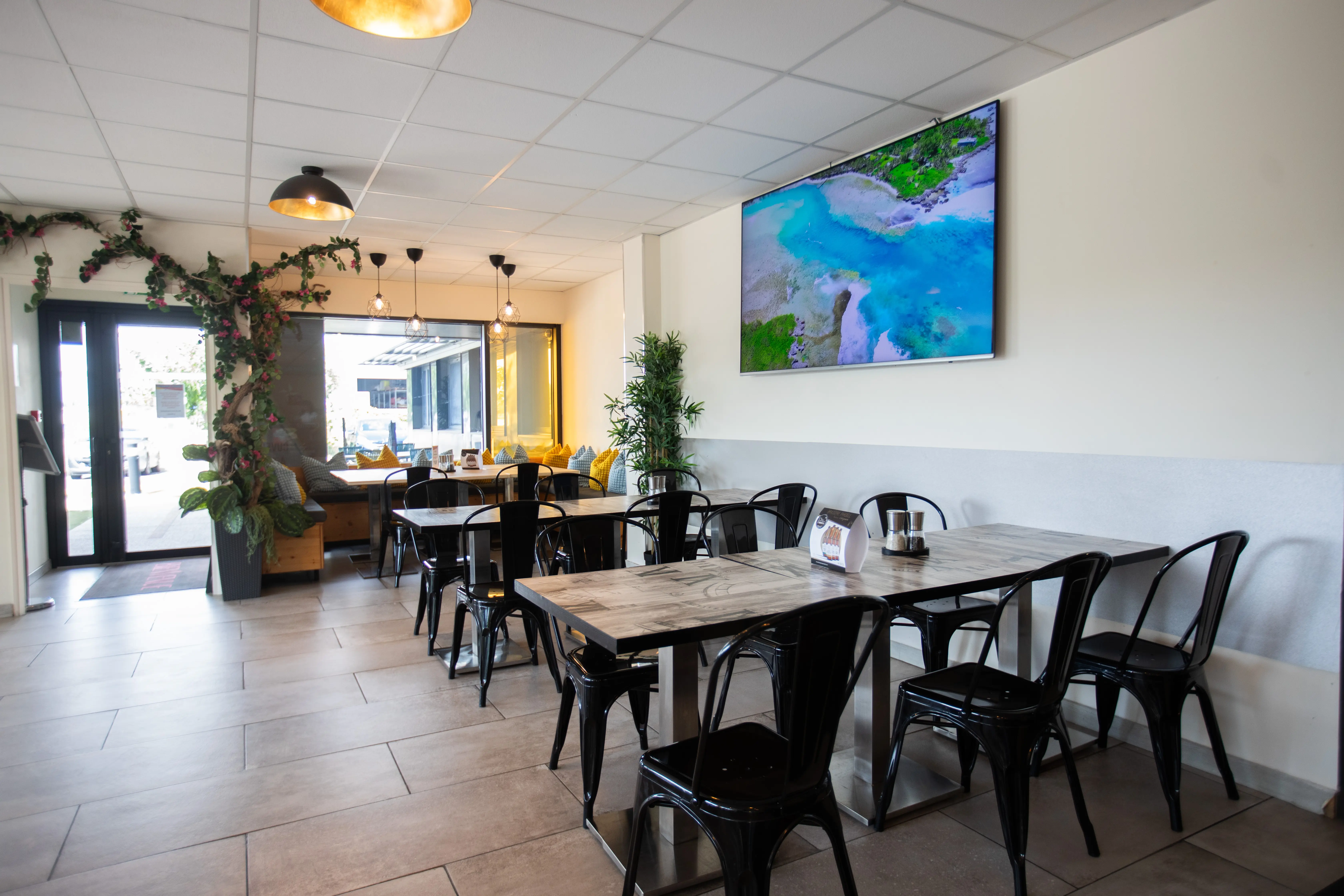 Vue panoramique Ô Resto Garosud Montpellier — salle lumineuse tables équipes