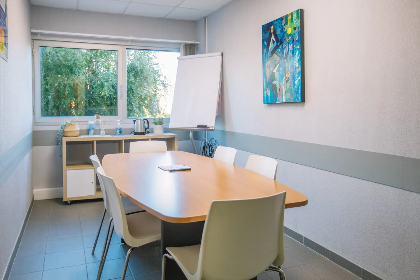 Petite salle de réunion confidentielle Montpellier Millénaire — 5 à 8 personnes table ronde insonorisation